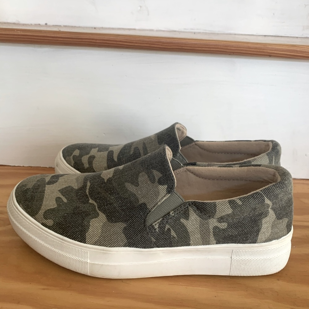 Pink Lily camo slip on sneakers
